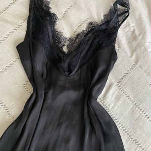 Silky top with low back and eyelash lace